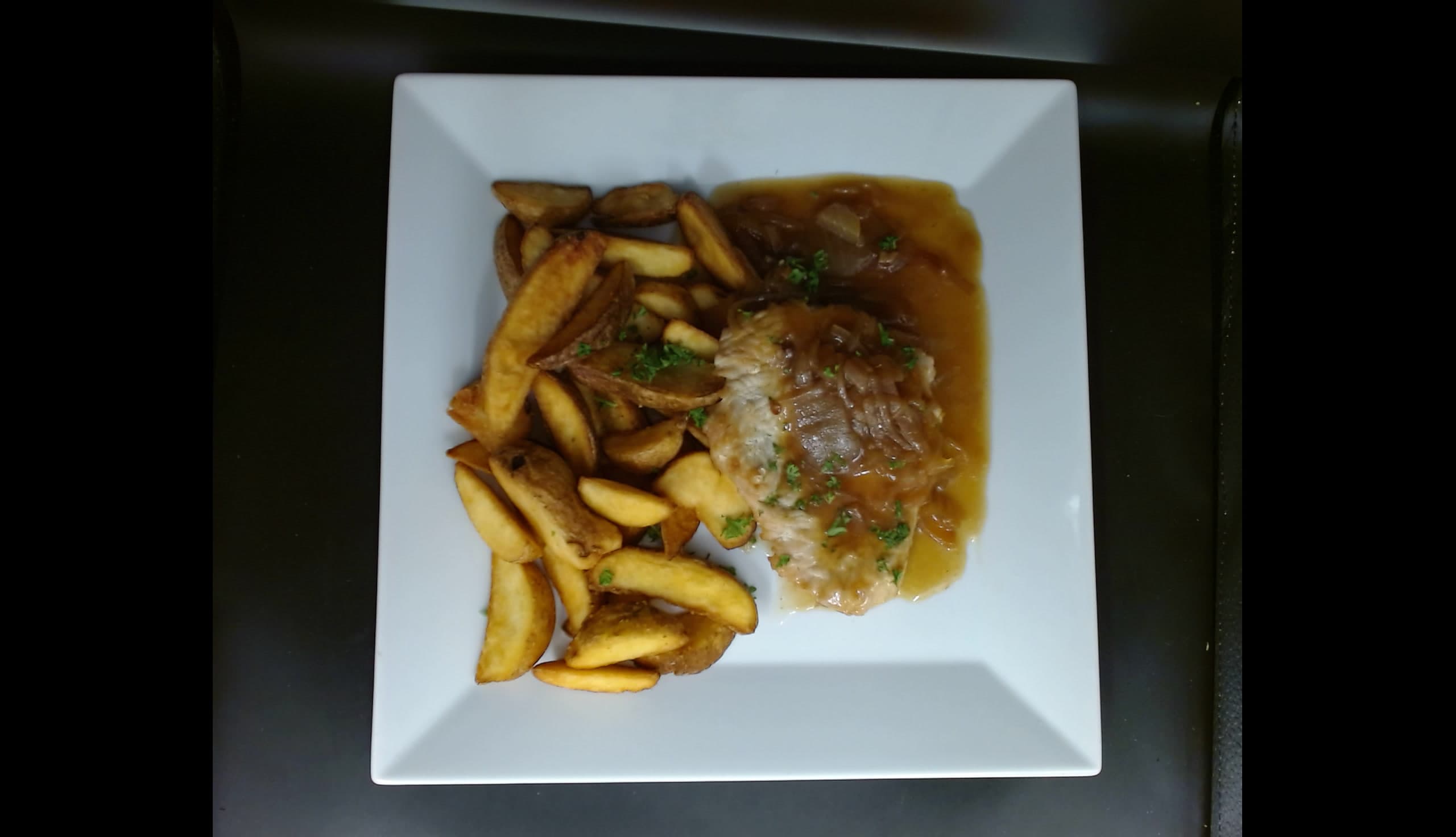 Krůtí steak s cibulovou šťávou, americké brambory