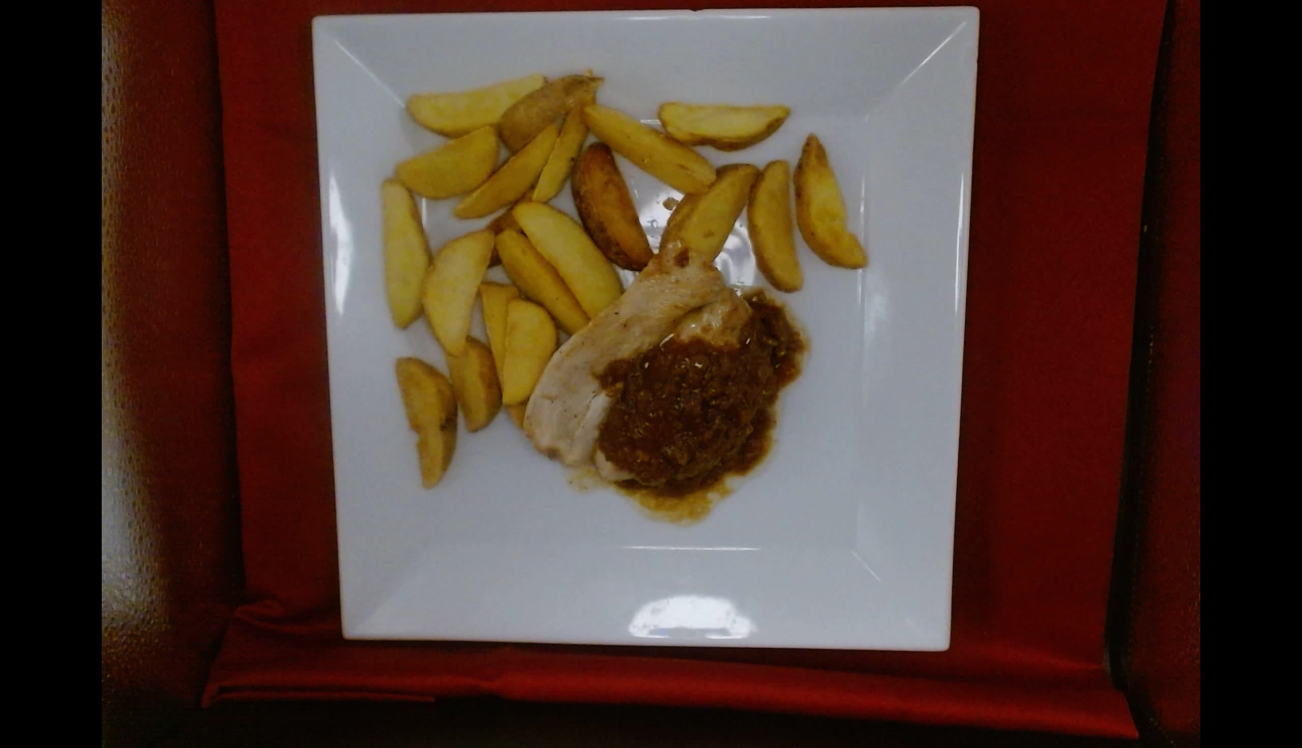 Krůtí steak s cibulovou šťávou, americké brambory