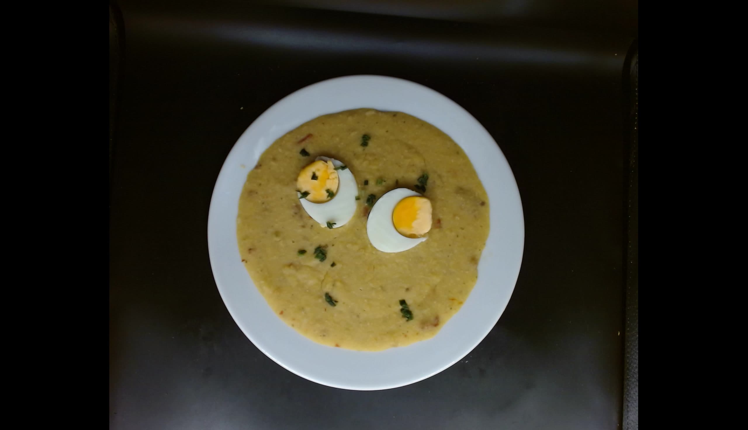 Cizrnová kaše se sušenými rajčaty a vařeným vejcem